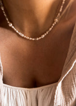 Lade das Bild in den Galerie-Viewer, Moonbow Necklace