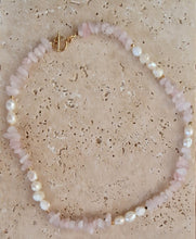 Lade das Bild in den Galerie-Viewer, Cristallo pearls rose necklace
